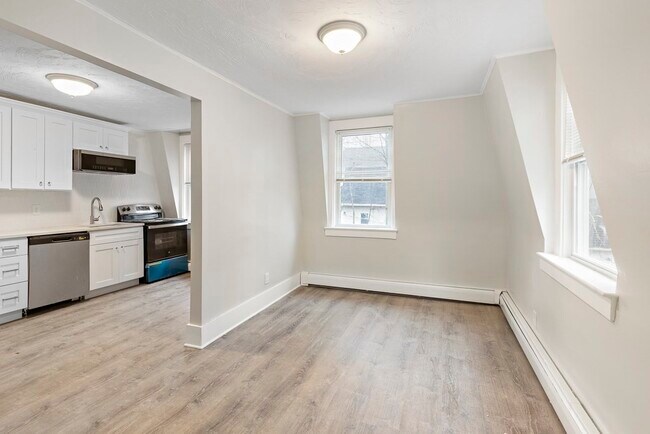 11 Dartmouth St, Unit A in Maynard, MA - Building Photo - Building Photo