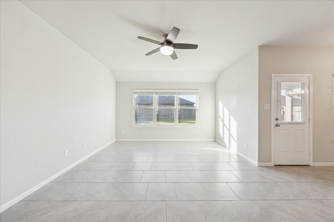 29615 Stanley Canyon Ln in Park Row, TX - Building Photo