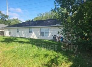 1390 Old Middleburg Rd N in Jacksonville, FL - Building Photo - Building Photo