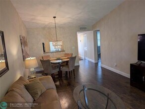 3081 Holiday Springs Blvd in Margate, FL - Building Photo - Building Photo