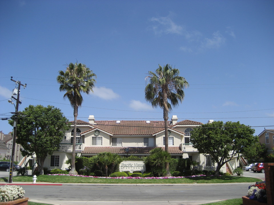 Pacific Vistas in Costa Mesa, CA - Building Photo