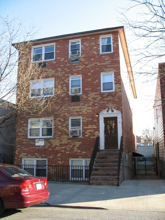 8 Reeve Pl in Brooklyn, NY - Building Photo - Building Photo