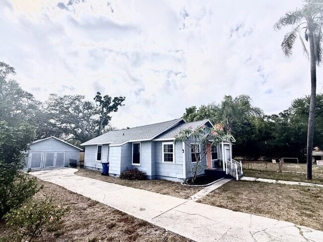 2425 Auburn St S in St. Petersburg, FL - Building Photo - Building Photo