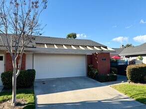 1228 Via Viento Suave in San Marcos, CA - Foto de edificio - Building Photo