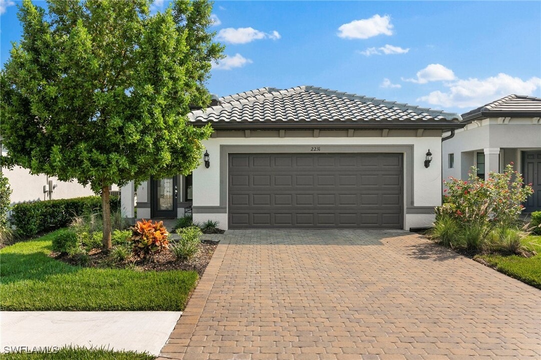 2231 Yellowfin Cir in Naples, FL - Foto de edificio