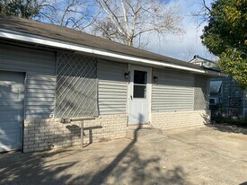 407 E Homan Ave in Baytown, TX - Building Photo