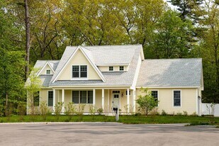 10 McCarron Dr in Hampton, NH - Building Photo