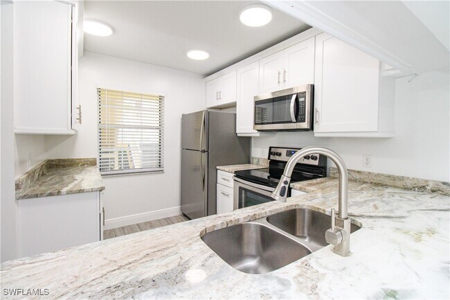 2566 Kings Lake Blvd in Naples, FL - Building Photo - Building Photo