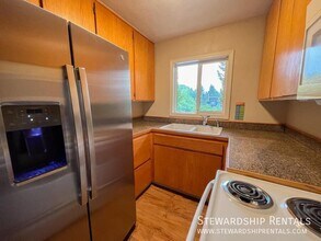 1827 Harris St in Eugene, OR - Building Photo - Building Photo