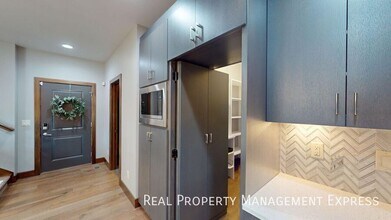 Beautiful 7 Bedroom 4 Bath Residence with in Sioux Falls, SD - Building Photo - Building Photo