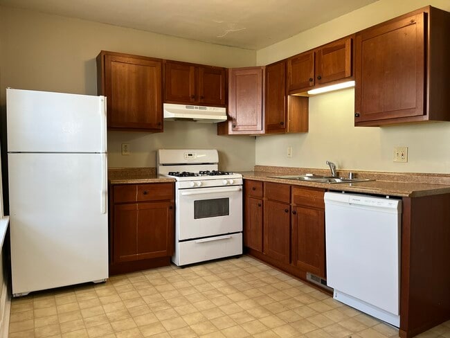 2223 E Vollmer Ave in Milwaukee, WI - Foto de edificio - Building Photo