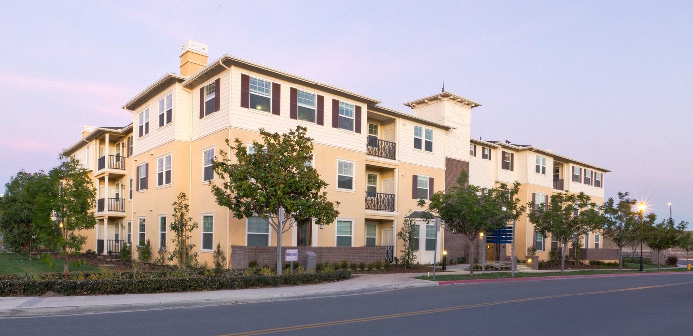 Coventry Court Luxury Senior in Tustin, CA - Foto de edificio