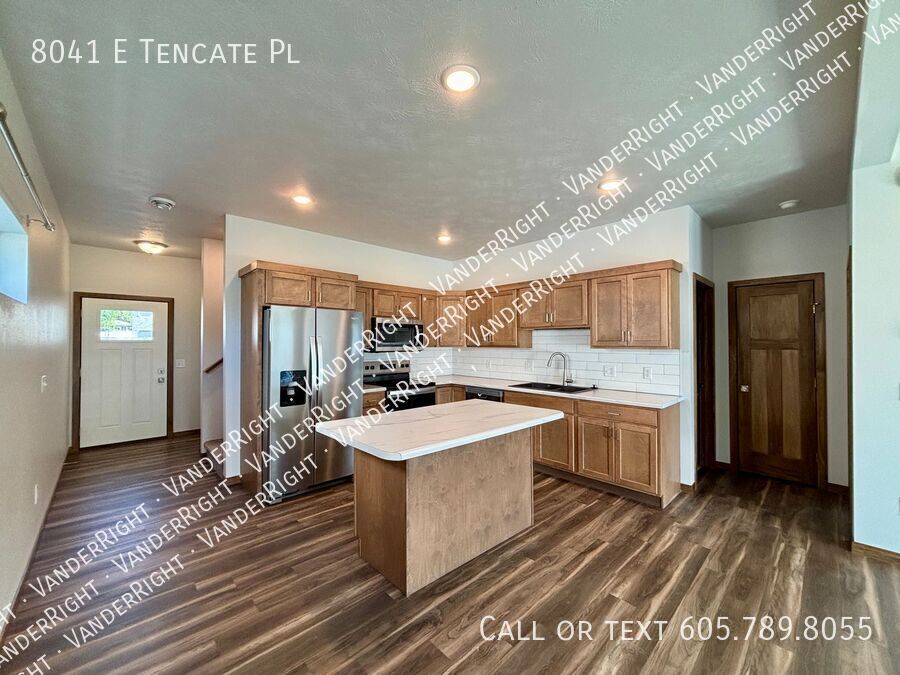 8041 E Tencate Pl in Sioux Falls, SD - Building Photo