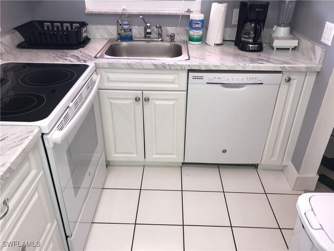 225 Turtle Lake Ct, Unit 301 in Naples, FL - Building Photo - Building Photo