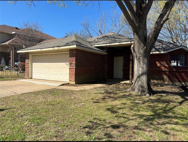 819 Lovingham Dr in Arlington, TX - Building Photo