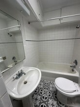 18348 SE River Rd in Milwaukie, OR - Foto de edificio - Building Photo