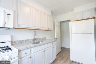1046 Middlesex Rd in Essex, MD - Building Photo