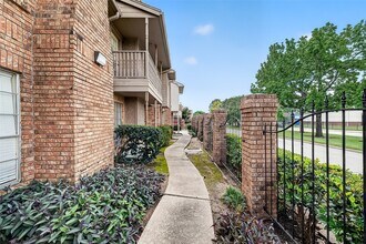 10615 Briar Forest Dr in Houston, TX - Building Photo - Building Photo