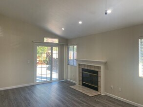 387 Aaron Cir in Vacaville, CA - Building Photo - Building Photo