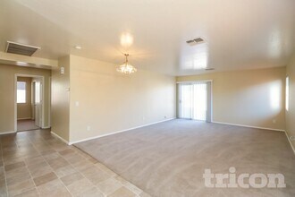 10410 W Pioneer St in Tolleson, AZ - Foto de edificio - Building Photo