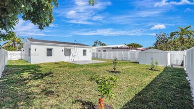 1950 NE 179th St in North Miami Beach, FL - Foto de edificio - Building Photo