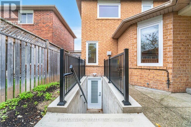 5456 Whitehorn Ave in Mississauga, ON - Building Photo - Building Photo