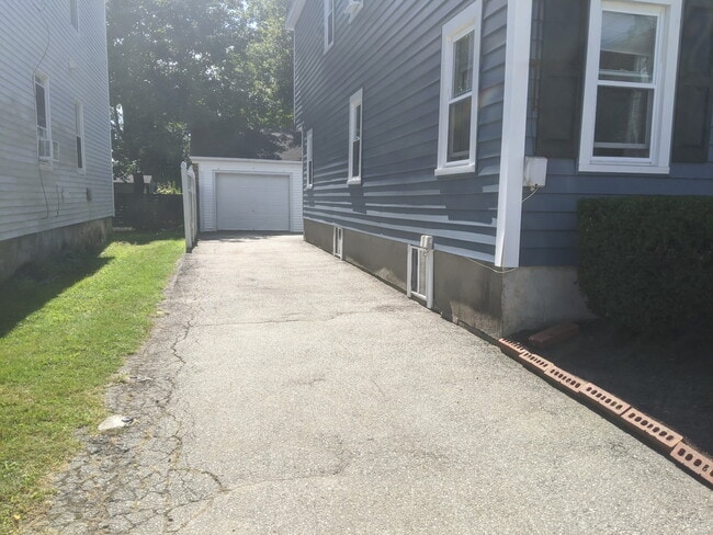 192 State St, Unit 2 in Bristol, RI - Foto de edificio - Building Photo