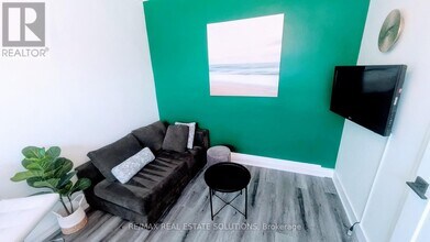 206 Bathurst St in Toronto, ON - Building Photo - Building Photo
