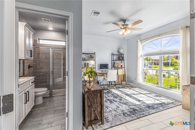 property at 5107 La Piedra Ln