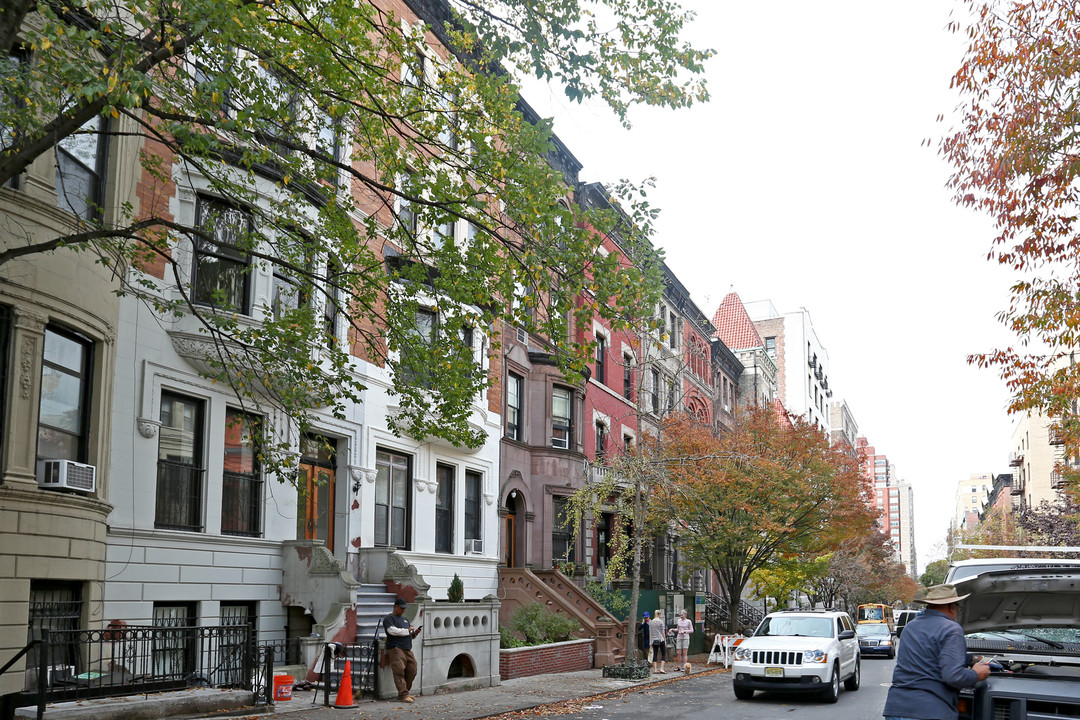 130 W 81st St in New York, NY - Building Photo