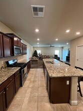 10400 Hillgate Ave in Bakersfield, CA - Building Photo - Building Photo