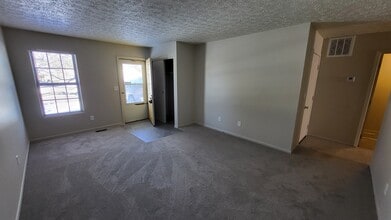 3799 Petzinger Rd in Columbus, OH - Foto de edificio - Building Photo