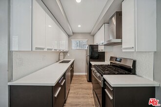 252 S New Hampshire Ave in Los Angeles, CA - Building Photo - Building Photo