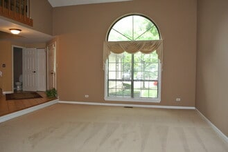 129 Barton Cir in Schaumburg, IL - Building Photo - Building Photo