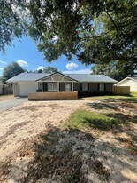 301 Shawnee St in Enterprise, AL - Building Photo