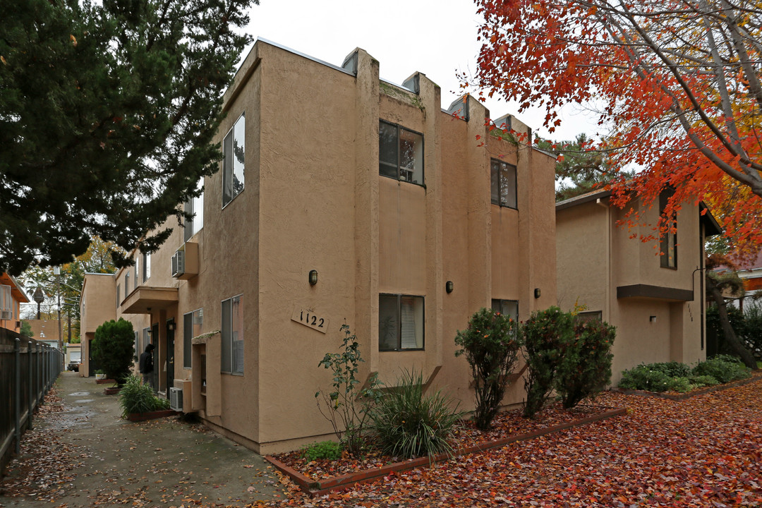 1122 T St in Sacramento, CA - Foto de edificio