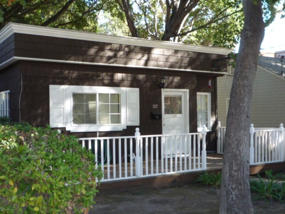 1221 Byron St in Palo Alto, CA - Building Photo