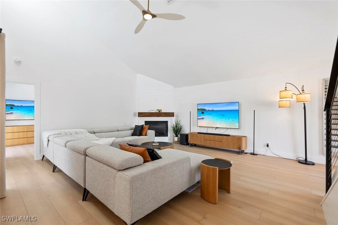 5054 Eclipse Ct in Naples, FL - Foto de edificio
