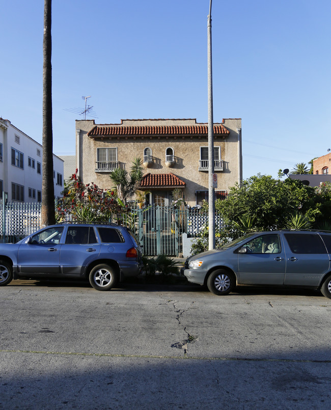 2832 Leeward Ave in Los Angeles, CA - Foto de edificio - Building Photo