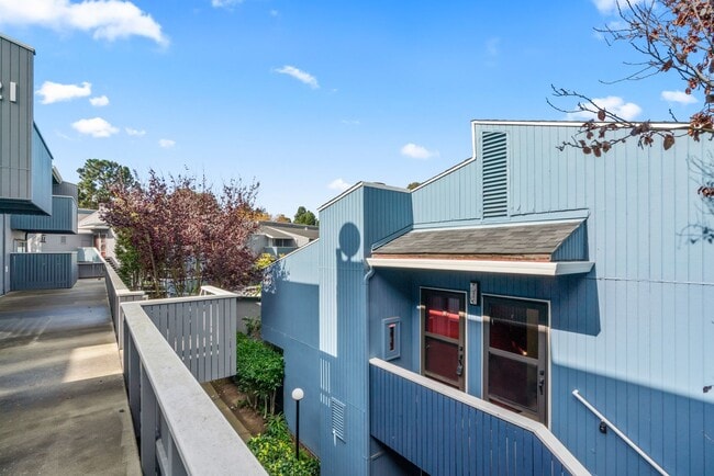 223 A-H Boardwalk Ave in San Bruno, CA - Building Photo - Building Photo