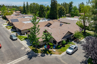 2323 Easthills Dr in Bakersfield, CA - Foto de edificio - Building Photo