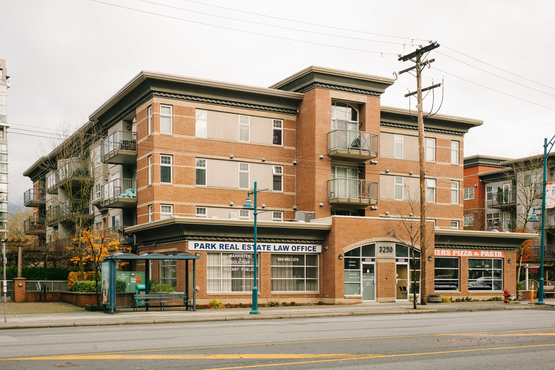 3252-3256 St Johns St in Port Moody, BC - Building Photo