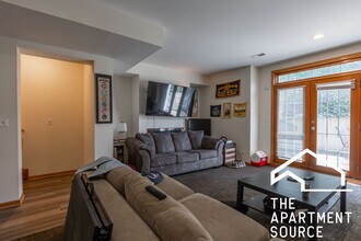 2743 N Southport Ave, Unit 1N in Chicago, IL - Foto de edificio - Building Photo