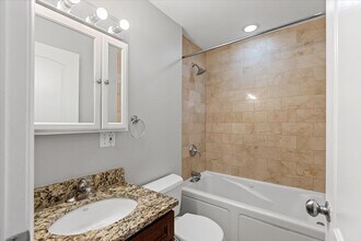 1360 W Greenleaf Ave in Chicago, IL - Building Photo - Building Photo