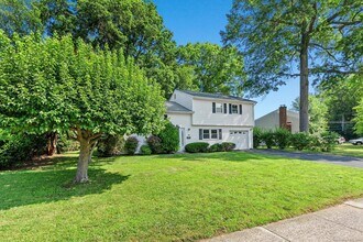 36 Fuller Dr in West Hartford, CT - Building Photo - Building Photo