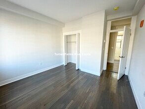 65 Park Dr, Unit 18 in Boston, MA - Foto de edificio - Building Photo
