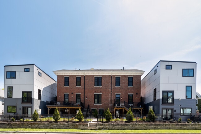 16 Pierce St, Unit Apt #2 in Dover, NH - Foto de edificio - Building Photo