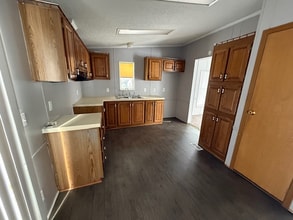 2500 Mann Rd in Village of Clarkston, MI - Foto de edificio - Building Photo