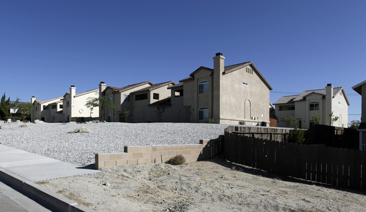 Rocky View Town Homes in Apple Valley, CA - Building Photo