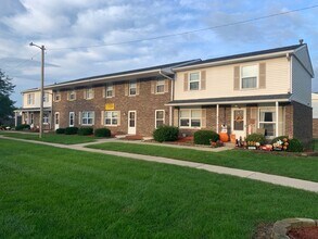 STERLING COURT APARTMENTS in Frankfort, IN - Foto de edificio - Building Photo